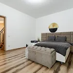 Downtown Homey Duplex With Private Yard Apartmán Bukurešť