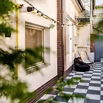 Downtown Homey Duplex With Private Yard * Bukareszt