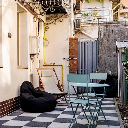 Downtown Homey Duplex With Private Yard *