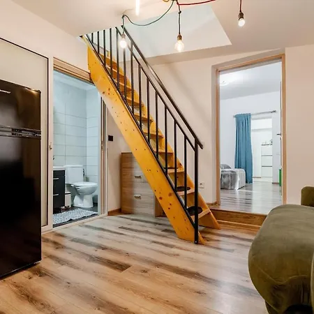 Downtown Homey Duplex With Private Yard