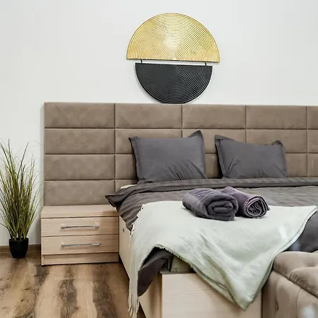 Апартаменти Downtown Homey Duplex With Private Yard *