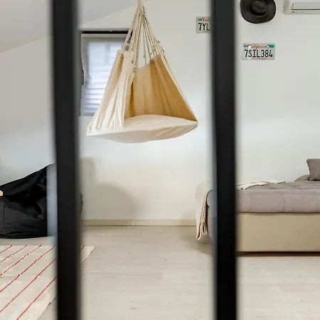 Апартаменти Downtown Homey Duplex With Private Yard Бухарест