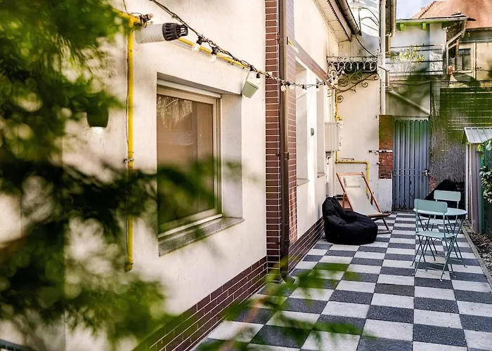 Downtown Homey Duplex With Private Yard * Bucharest